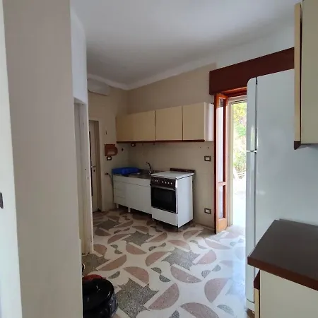Casa vacanze Elios, 400 Metri Dal Mare A Baia *